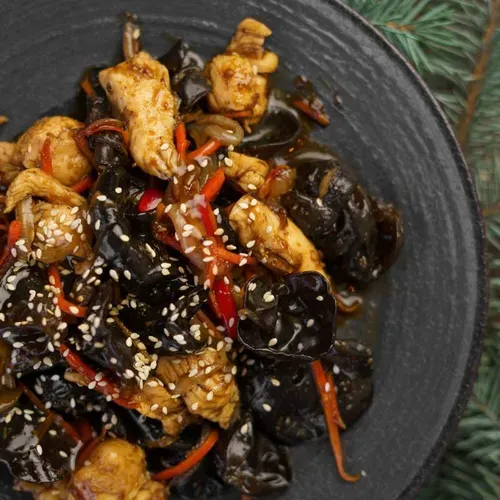 Carne de pui cu ciuperci de copac