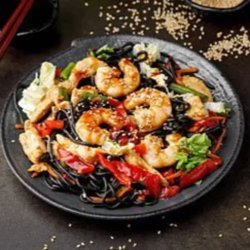 Paste negre cu creveți și carne de pui