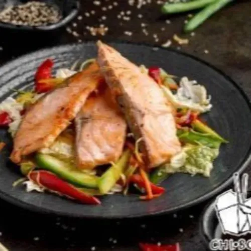 Salată caldă cu somon