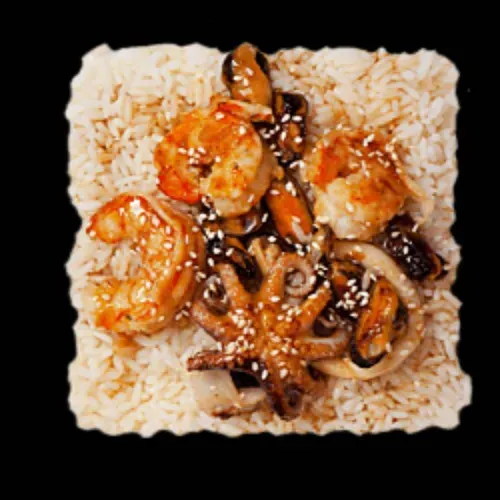 Orez gătit la aburi cu fructe de mare